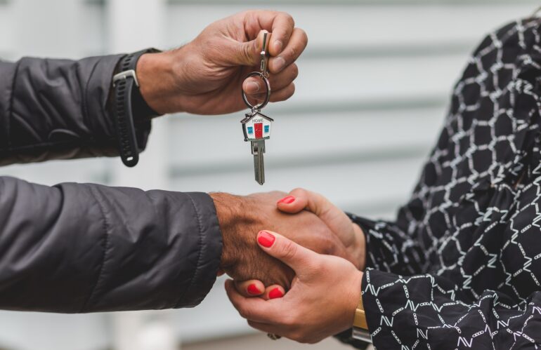 Pourquoi de plus en plus de retraités vendent leur maison… sans déménager
